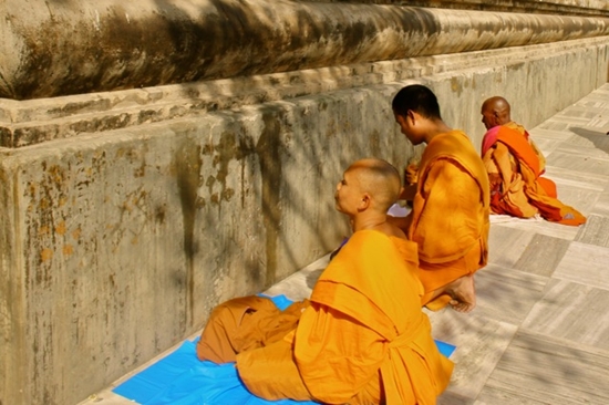 보드가야 마하보디 사원, 기도하는 승려들