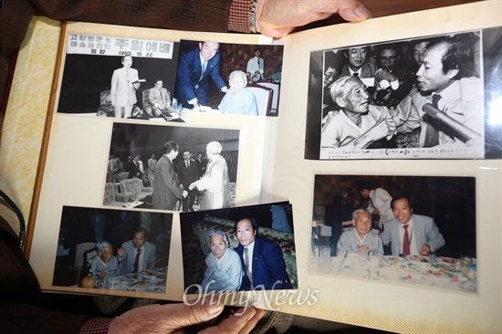 1985년 '이산가족고향방문 및 예술공연단'으로 평양에 가서 35년만에 어머니를 만났던 황준국 목사가 당시 사진들을 보여주고 있다.