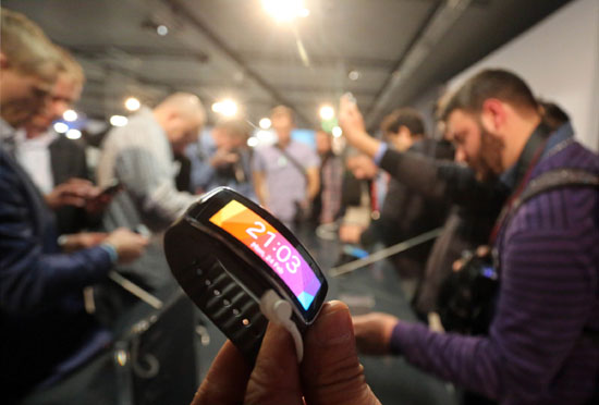 삼성전자가 24일 스페인 바르셀로나에서 열린 모바일 언팩에서 공개한 웨어러블 기기 '기어 핏'