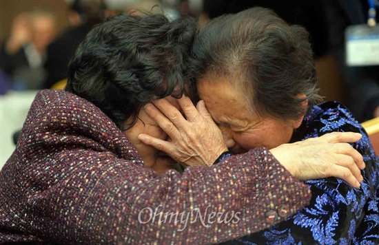 2014 설 계기 남북 이산가족상봉 행사 셋째날인 25일 북한 고성 금강산 면회소에서 열린 작별상봉행사에서 남측과 북측이 마지막으로 서로를 안아주고 있다.