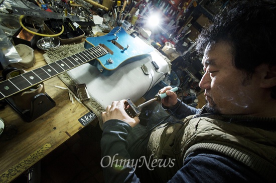 박영준 대표가 자신의 작업실에서 전자기타의 부품을 손보고 있다.