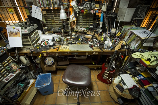박영준 대표의 기타제작 및 수리를 위한 작업실이 어수선 해보이지만 나름대로의 방법으로 정리 정돈이 되어 있다.
