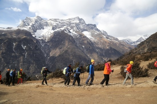 에베레스트 뷰호텔로 가는 산행 남체 바자르(3440m)에서 3800m이상인 에베레스트 뷰호텔로 오르니 필자 뿐만 아니라 회원들 대다수가 정도 차이가 있었으나 고상병 증상을 겪다. 오르는 길이 매우 가파르기 하였다. 남체 바자르 앞의 설산 콩데 봉우리를 배경으로 걷고 있다.
