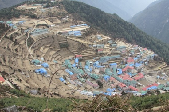 뒷산에서 바라본 남체 바자르 모습 뒷산에서 본 남체 바자르 전경. 수천년 이상 티벳민족을 포함 소수민족들이 이곳에서 물건과 정보를 교환하면서 밈을 통하여 자신들만의 문화를 만들어 왔으리라. 

