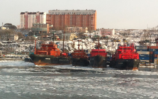 러시아의 추위는 바닷물도 얼 정도입니다. 블라디보스톡 항구에 정박한 배와 바다 위를 둥둥 떠다니는 얼음조각 모습
