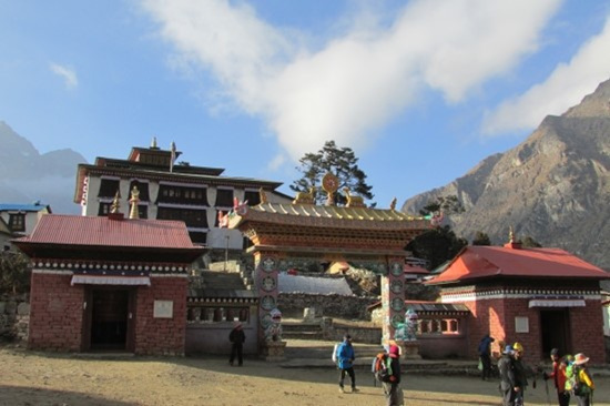 탱보체(3860m)는 신성스러운 곳으로 쿰부에서 가장 큰 라마사원이다. 라마 사원의 전경
