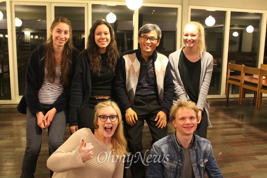 오연호 <오마이뉴스> 대표기자가 지난해 덴마크 뢰딩학교에서 만난 청년들과 사진을 찍었다.