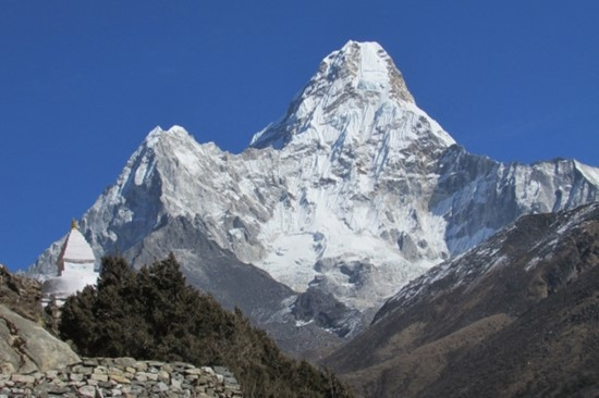 세계 미봉 중 하나인 <아마다블람>(6865m).어머니의 보석상자란 뜻으로 아름다운 자태를 드러내고 있다. 다른 두 미봉은 네팔 국민의 성산인 <마차푸차르>(6997m)와 스위스와 이탈리아 경계에 있는 <마터 호른>이 있다


