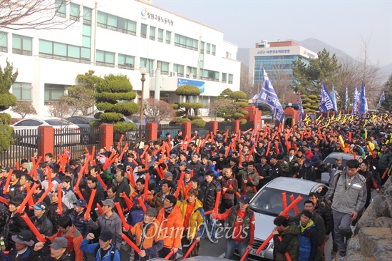  국민파업 집회에 앞서 금속노조 경남지부와 화섬노조 부산경남지부는 25일 오후 고용노동부 창원지처 앞에서 사전집회를 열었다.