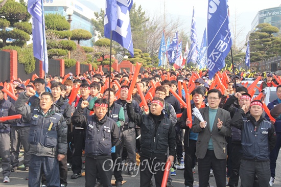  국민파업 집회에 앞서 금속노조 경남지부와 화섬노조 부산경남지부는 25일 오후 고용노동부 창원지처 앞에서 사전집회를 열었다.