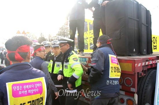  민주노총 경남본부는 25일 오후 창원 성산아트홀 옆 도로에서 국민파업 집회를 열었다. 집회에 앞서 경찰이 방송차량인 트레일러를 가로 막아 조합원들과 몸싸움이 벌어졌다.