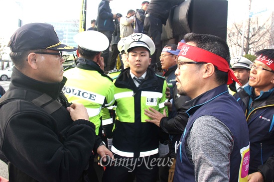  민주노총 경남본부가 25일 오후 창원 성산아트홀 옆 도로에서 국민파업 집회를 열었다. 집회에 앞서 경찰이 방송차량인 트레일러를 가로 막아 조합원들과 몸싸움이 벌어졌다.