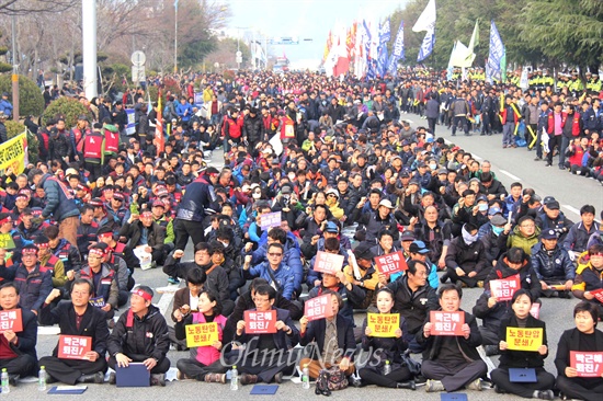  민주노총 경남본부를 비롯한 노동·농민 단체가 25일 오후 창원 성산아트홀 옆 도로에서 3000여 명이 모인 가운데 국민파업 집회를 열었다.