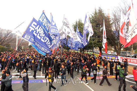  민주노총 경남본부를 비롯한 노동, 농민, 진보단체는 25일 오후 창원 성산아트홀 옆 도로에서 3000여 명이 모인 가운데 국민파업 집회를 열었다. 사진은 깃발 입장.