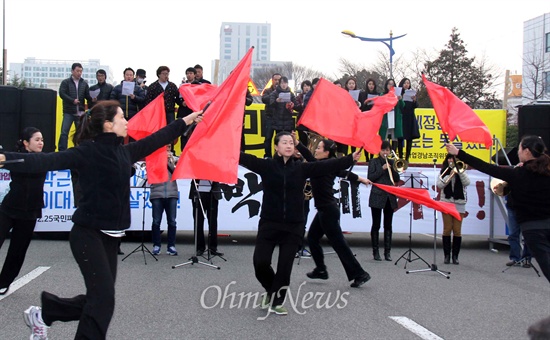  민주노총 경남본부를 비롯한 노동·농민·진보단체는 25일 오후 창원 성산아트홀 옆 도로에서 3000여명이 모인 가운데 국민파업 집회를 열었다. 사진은 민주노총일반노조 창원시립예술단지회 조합원들이 공연하는 모습.