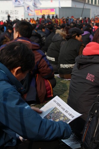 박근혜 정부 출범 1주년인 25일 민주노총의 총파업 집회가 서울 시청 앞 광장에 열렸다.
민주노총은 '민영화 저지'와 '비정규직 철폐'등 25가지 요구안 내세우며 파업을 진행하였다.
