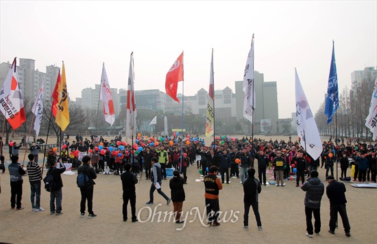  25일 오후 대전 중구 서대전시민공원에서 열린 '박근혜정권 1년 이대로는 못살겠다! 2.25국민파업 결의대회' 장면.
