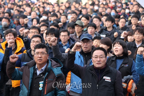 25일 부산역 광장에서 진행한 부산지역 국민파업에는 2500여 명이 참여했다. 참석자들은 이날 결의문을 통해 박근혜 정부의 공안탄압·노동탄압 등에 맞서 투쟁에 나서겠다는 결의를 모았다. 
