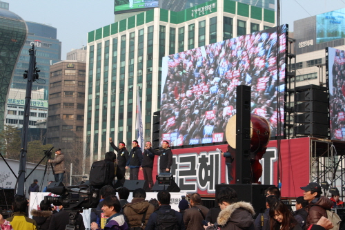 박근혜 정부 출범 1주년인 25일 민주노총의 총파업 집회가 서울 시청 앞 광장에 열렸다.
민주노총은 '민영화 저지'와 '비정규직 철폐'등 25가지 요구안 내세우며 파업을 진행하였다.
