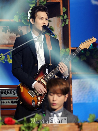 씨엔블루 이종현, '멋들어진 기타연주' 씨엔블루 이종현이 25일 오후 서울 상암동 SBS프리즘타워에서 열린 SBS MTV '더 쇼 : 올 어바웃 K팝'에서 열창을 하고 있다.