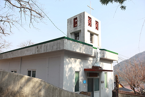 마을 초입에 자리한 단층의 흰색 시멘트 건물인 공소는 1868년 설립된 천주교 부산교구의 현존하는 가장 오래된 곳이다.