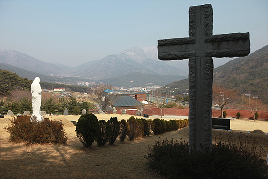 순교자 김영제 베드로의 묘와 그 가족들의 묘가 위치해 있다.