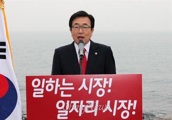 지난 2014년 2월 26일 가덕신공항 유치 희망지였던 강서구 가덕도 새바지 해안을 배경으로 출마 선언하고 있는 서병수 부산시장의 모습. 