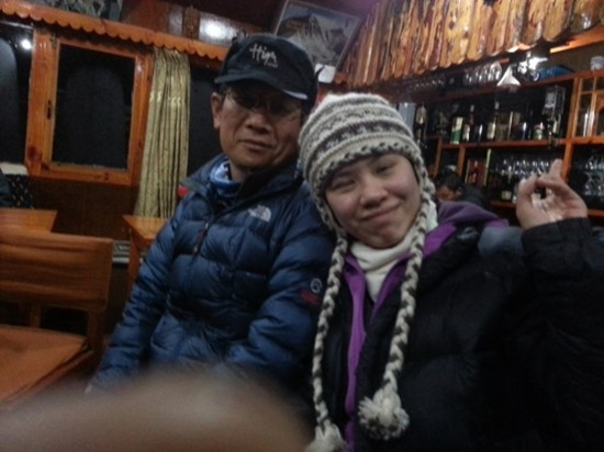 남체 바자르에서 이틀 혼자 내려 와 있으면서 짧은 영어로 말하는데 친절하게 대해준 타이완의 필자의 친구인 니키. 저녁 식사 후 난로가에서 사진 한 장 찍다
