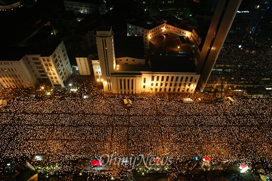  지난 2004년 3월 20일 서울 세종로에서 덕수궁앞까지 수만명의 시민들이 참여한 가운데 '노무현 대통령 탄핵 무효를 위한 100만 촛불문화제'가 열리고 있다.