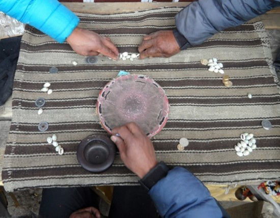 남체 바자르에서 주민들이 주사위 놀이를 즐기고 있다
