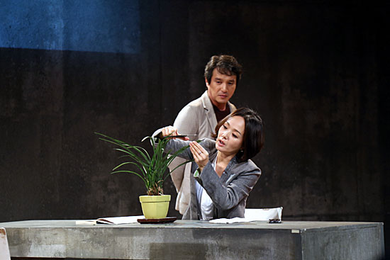  연극 <그와 그녀의 목요일>의 배우 조재현과 배종옥이 공연 하이라이트를 시연해 보이고 있다.