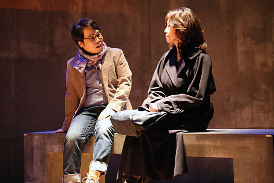  연극 <그와 그녀의 목요일>에 출연하는 배우 정은표와 유정아가 공연 하이라이트를 시연해 보이고 있다.