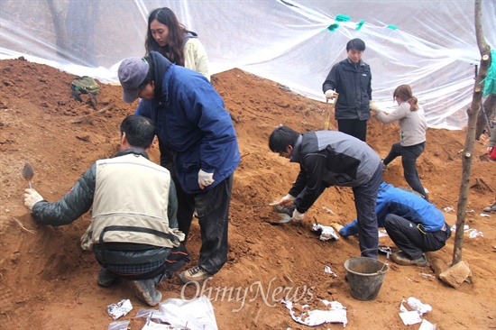 경남 진주시 명석면 용산리 용산고개에 있는 한국전쟁 전후 민간인 학살 매장지에 대한 발굴작업이 진행되었다. 사진은 박선주 충북대 명예교수팀이 발굴작업을 벌이고 있을 때 모습.