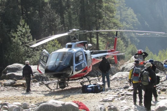 남체바자르에 관련된 다큐멘터리를 찍는다고 한다. 다리가 위아래로 되어 있는데 위에서 사람들이 연출하고 아래에 있는 헬기가 촬영하다.미국 방송국이다
