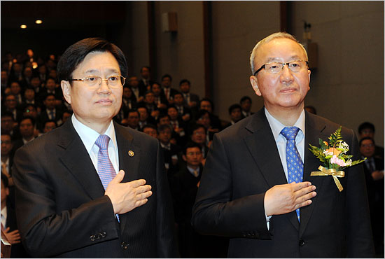 김덕중 국세청장(왼쪽)과 현오석 경제부총리 겸 기획재정부 장관.