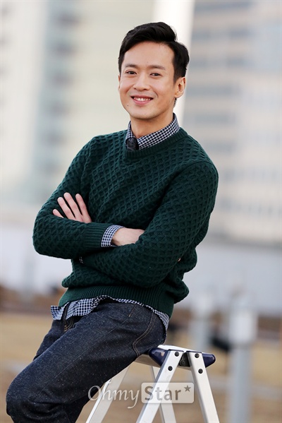  영화 <조난자들>에서 학수 역의 배우 오태경이 21일 오후 서울 상암동 오마이스타 사무실에서 인터뷰에 앞서 포즈를 취하고 있다.  