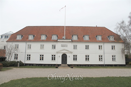 뢰딩 고등학교의 본관. 1844년 개교했다.