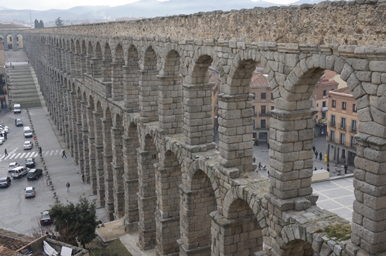 세고비아에 있는 2층의 아치형 구조물로 로마시대에 건축되어 거대하기가 마치 다리같아서 수도교라 불림