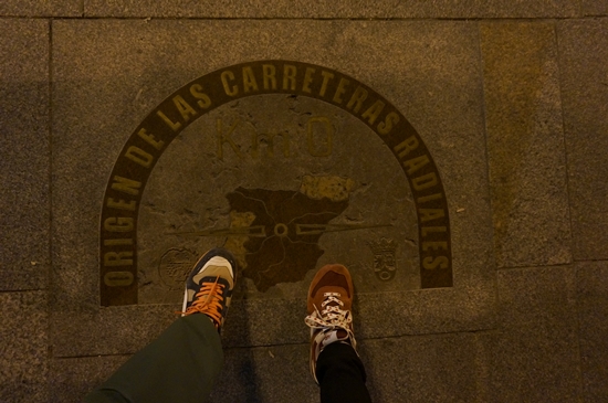 마드리드 솔광장에 있는 제로포인트-이곳이 스페인 전 지역의 중심지라는 의미이며 이곳을 밟으면 이곳에 다시 오게 된다는 속설을 찰덕같이 믿고 꾹 밟다