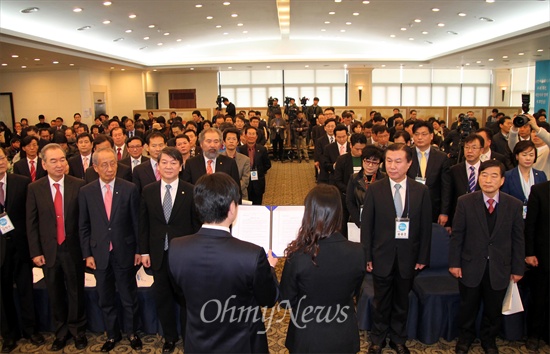  27일 오전 대전 서구 둔산동 오페라웨딩에서 열린 ‘새정치연합(가칭) 대전광역시당 창당발기인 대회’에서 새정치인의 약속을 발기인대표가 낭독하고 있다.