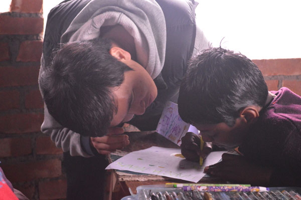 인도의 학생들의 일일교사가 된 평화캠프 참가자들.
