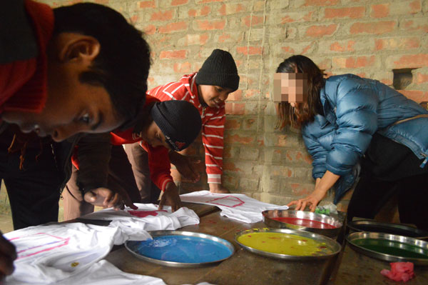 인도 어린이들과 함께 티셔츠에 그림 그리기를 하고 있는 북한이탈청년. 