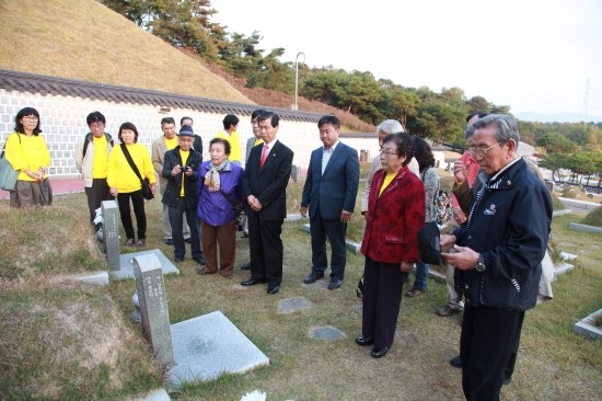 승소 판결 후 국립 5.18 민주 묘지를 찾아 소송 도중에 돌아가신 김혜옥 할머니의 묘소를 찾은 피해자들과 한일 지원단체 회원들이 승소 판결을 전하고 있다. 