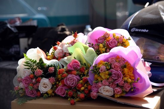 판매에 앞서 준비해간 꽃다발을 박스 위에 어설프게 쌓아둔 모습.