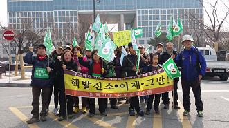 부산 강서구청 앞에서 점심식사를 구내식당에서 마치고 기념촬영을 하고 있는 순례단