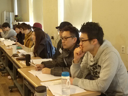 오기만 49기 참가자들이 오연호 <오마이뉴스> 대표기자의 강의를 듣고 있다. 