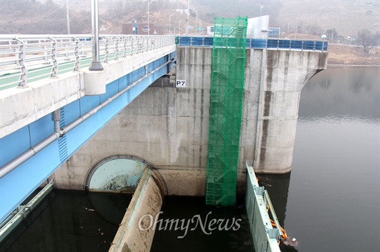 낙동강 창녕함안보의 28일 모습으로, 보수공사를 위한 시설물들이 설치되어 있었다.