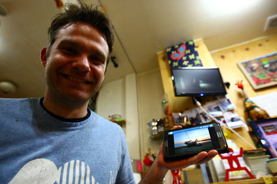 보디(Bodey.31.호주)씨가 세계여행 중 자신이 타고 다닌 요트 사진을 보여주며 웃고 있다.