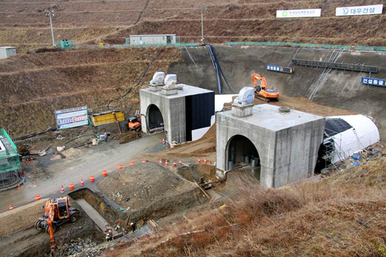 방사능 폐기물 저장시설 공사 현장, 오른쪽이 저장시설 건설을 위한 건설동굴, 왼쪽이 시설운영을 위해 사용할 운영동굴이다. 