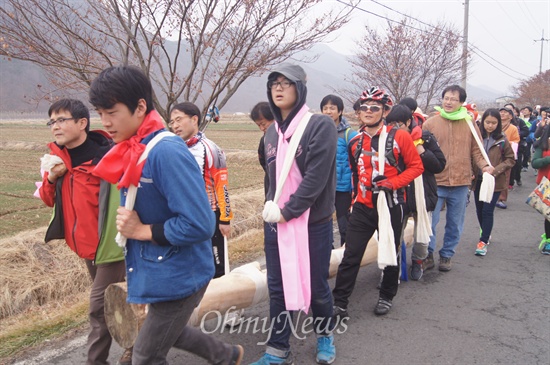 1일 오후 경북 청도군 각북면 삼평리 주민들과 시민단체 회원 등이 장승을 들고 거리를 걷고 있다.